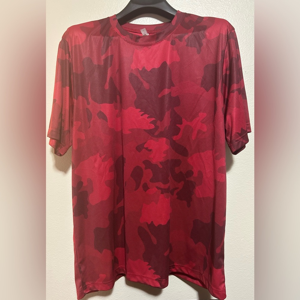 💰2/$10 like New All Sport Red and darker Red/ Maroon Camo shirt- size xl